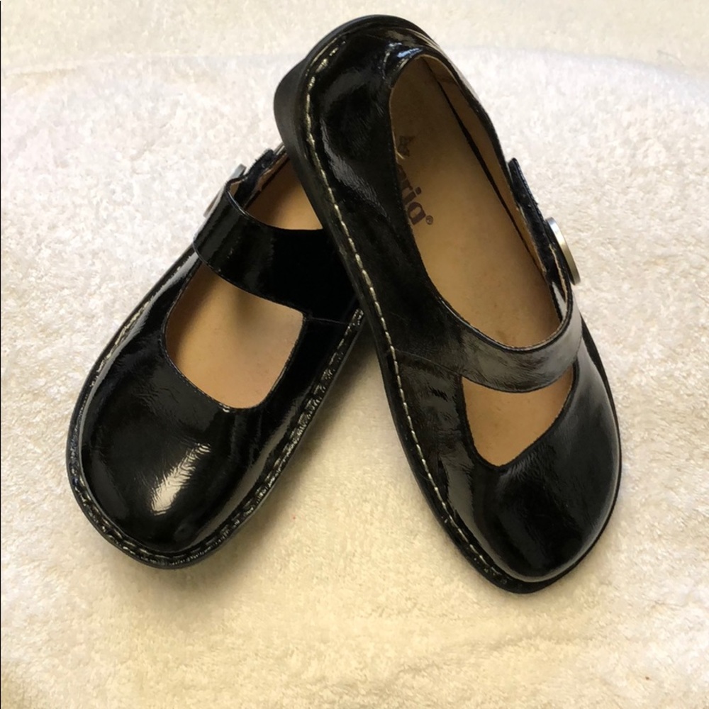 Patent leather maryjane style Alegria shoes